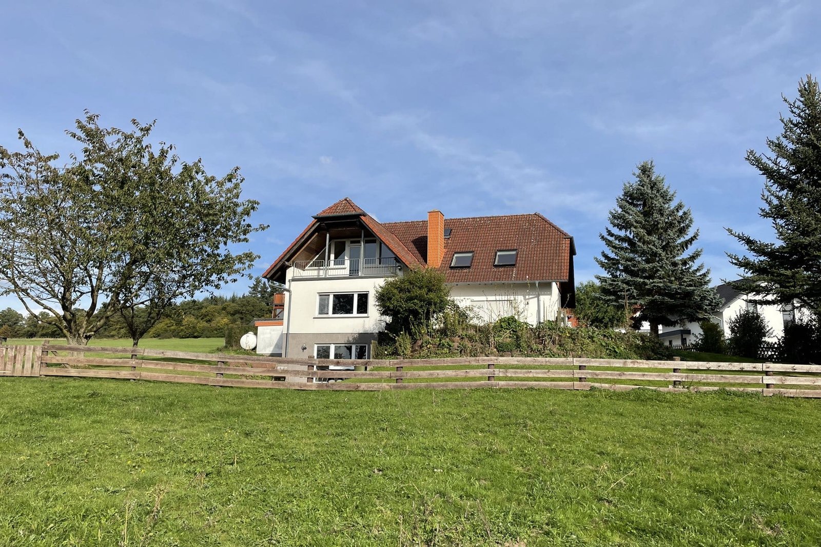 Ferienwohnung Romrod – Außenansicht am Feldrand
